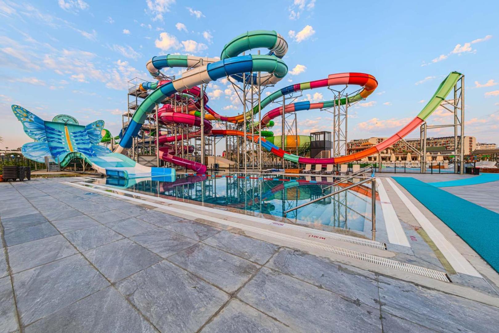 Dream Fun World Hotel Side Exterior photo